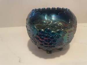 Antique Dugan/Diamond amethyst carnival glass rose bowl in the "Grape Delight" p